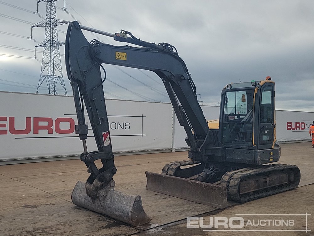 صورة ل 6 Ton+ Excavators 2015 فولفو ECR88D